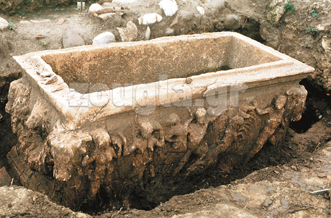 Γόμφοι, η σαρκοφάγος στον χώρο εύρεσης