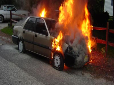 Λάρισα: Aυτοκίνητο κάηκε ολοσχερώς