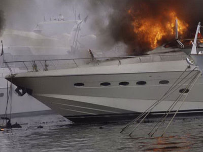 Μικρή εστία φωτιάς σε θαλαμηγό στον Άγιο Κοσμά