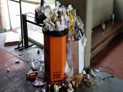 Επιχείρηση αποκομιδής 4,5 τόνων απορριμμάτων από τη Νομική Σχολή Αθηνών