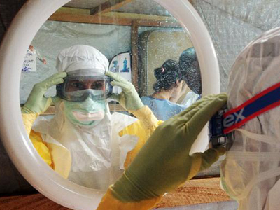 Επιδημιολόγος του ΠΟΥ νοσηλεύεται στη Γερμανία με Έμπολα