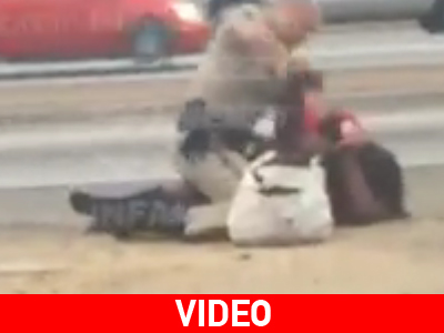 Καλιφόρνια: Αστυνομικός δέρνει γυναίκα πεσμένη στο έδαφος