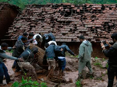 Ινδία: Τουλάχιστον 118 νεκροί από κατολίσθηση