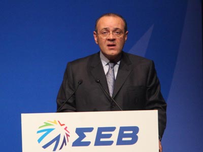 «Πάγωμα των κατώτατων αποδοχών και διατήρηση του 13ου και 14ου μισθού»