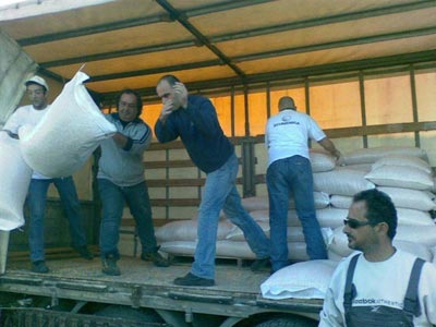 Διανομή ζωοτροφών σε πληγέντες κτηνοτρόφους στο Βόρειο Αιγαίο