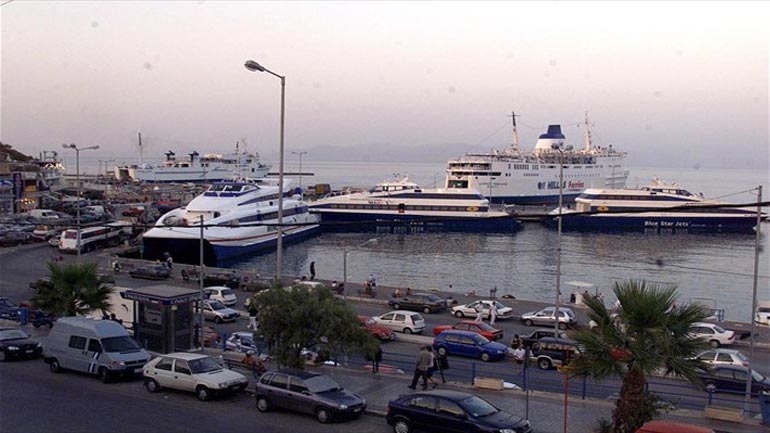 Στο λιμάνι της Ραφήνας μεταφέρονται περίπου 95 μετανάστες