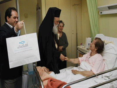 Ευχές και δώρα σε νοσηλευόμενους από τον αρχιεπίσκοπο Αθηνών