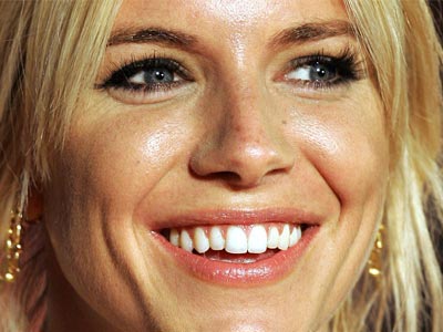 Επιβεβαιώνεται η εγκυμοσύνη της Sienna Miller