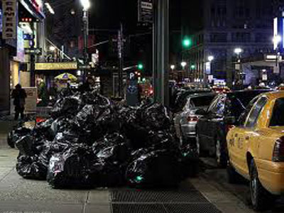 Τα σκουπίδια τού έσωσαν τη ζωή