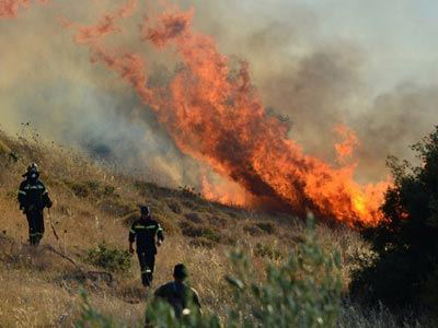 Πυρκαγιά στην Κορινθία απειλεί σπίτια Πυρκαγιά στην Κορινθία απειλεί σπίτια