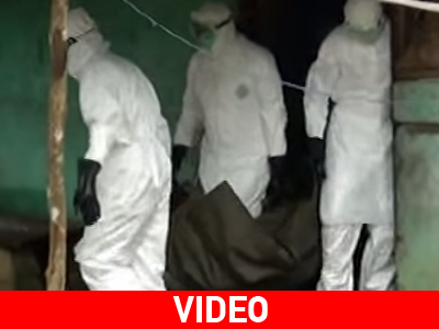 Συλλέγοντας τις σορούς των θυμάτων του Έμπολα Συλλέγοντας τις σορούς των θυμάτων του Έμπολα