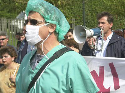 Κλιμακώνουν τις κινητοποιήσεις τους γιατροί και εργαζόμενοι στα Δημόσια Νοσοκομεία Κλιμακώνουν τις κινητοποιήσεις τους γιατροί και εργαζόμενοι στα Δημόσια Νοσοκομεία