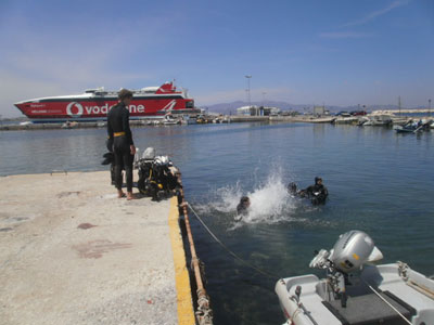 Ξεκίνησε ο καθαρισμός του βυθού στο λιμάνι της Νάξου