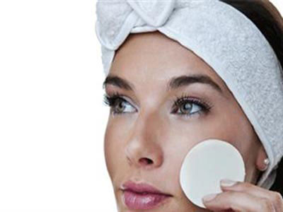 Ντεμακιγιάζ: Είναι απαραίτητο πριν κοιμηθείτε!