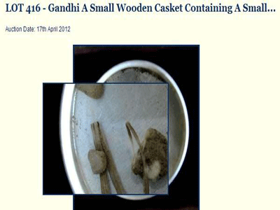 Σε δημοπρασία χώμα και ματωμένα χόρτα από το σημείο της δολοφονίας του Γκάντι