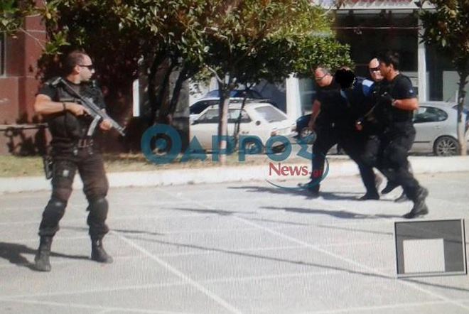 Ο Παναγιώτης Μήτσος οδηγείται στον ανακριτή