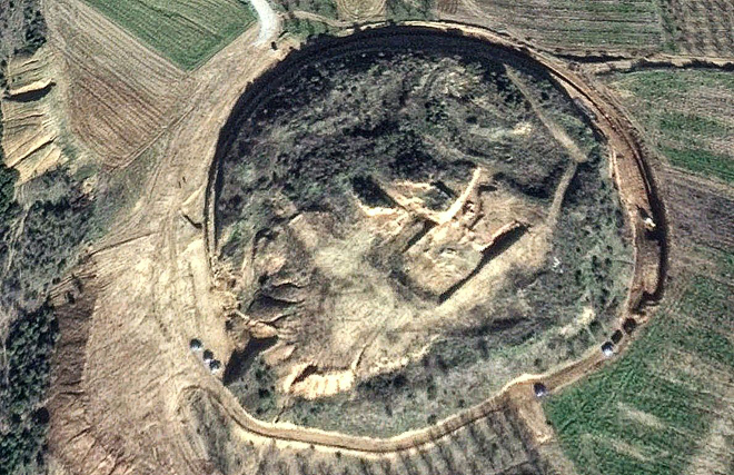 Το ταφικό μνημείο από δορυφόρο