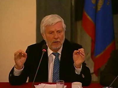 Τα «χώνει» σε κυβέρνηση και «Μορέα»