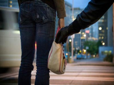 Λάρισα: «Χτύπησε» πάλι ο τσαντάκιας