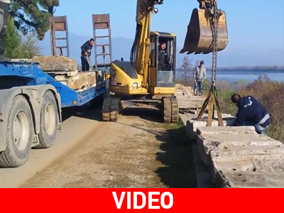 Μεταφέρονται οι πλάκες από τη λίμνη Κερκίνη στον τάφο της Αμφίπολης