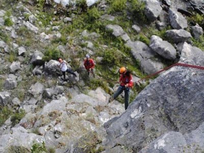 Επιχείρηση διάσωσης ορειβάτισσας που τραυματίστηκε από πτώση δέντρου στον Όλυμπο