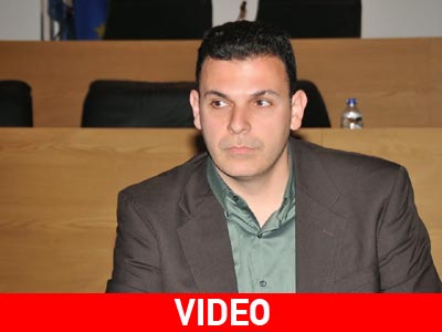 Ο Γιώργος Καραμέρος στη Λουκίλα Καρρέρ και τη Λίτσα Θεοφάνους‏