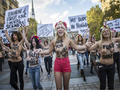 Παρίσι: Γυμνή διαμαρτυρία των Femen στο Δικαστικό Μέγαρο Παρίσι: Γυμνή διαμαρτυρία των Femen στο Δικαστικό Μέγαρο