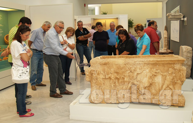 Ξενάγηση στο Αρχ. Μουσ. Καρδίτσας μπροστά στη σαρκοφάγο