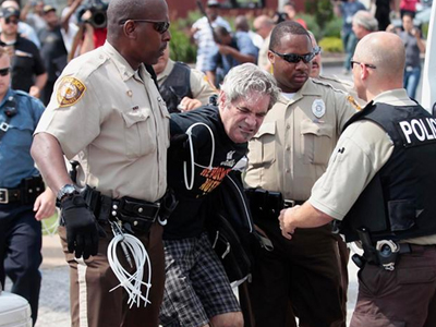 Πλήγμα και στην ελευθερία του Τύπου οι συλλήψεις δημοσιογράφων στο Φέργκιουσον