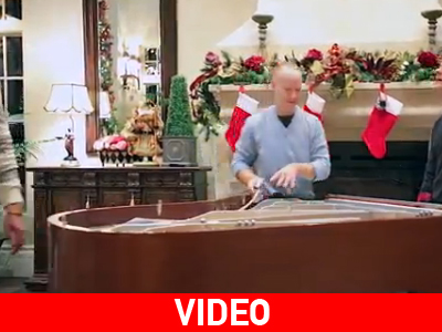 Οκτώ χέρια παίζουν πιάνο