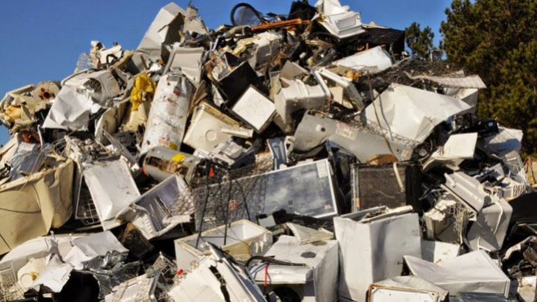 Έρευνα: Αντί για ανακύκλωση ηλεκτρικών συσκευών, ρύπανση και ασυδοσία