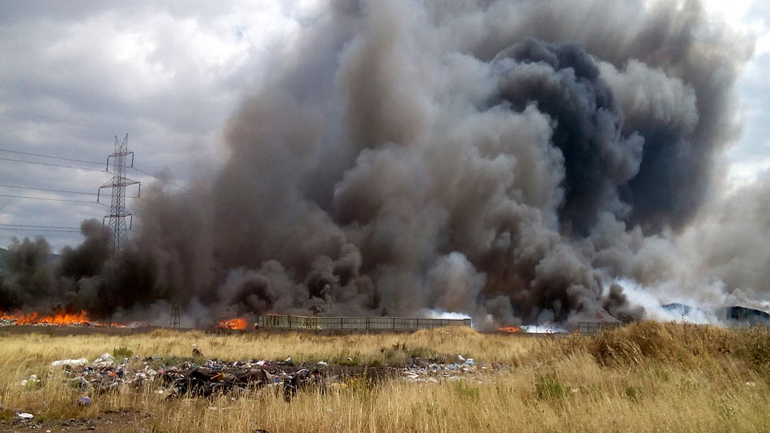 Καθάρισε η ατμόσφαιρα από το νέφος που προκάλεσε η φωτιά στον Ασπρόπυργο