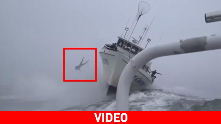 Εγκατέλειψε το σκάφος και βούτηξε στον αγριεμένο ωκεανό