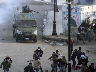 Αίγυπτος: Συγκρούσεις στρατιωτών με διαδηλωτές