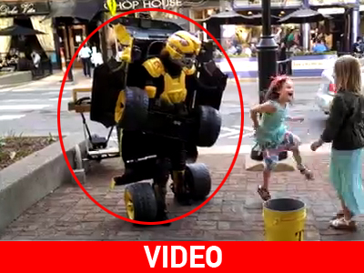 Ο άνθρωπος Transformer στους δρόμους της πόλης