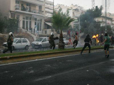 Ελεύθερα με περιοριστικούς όρους τρία άτομα για τα επεισόδια στο Κερατσίνι