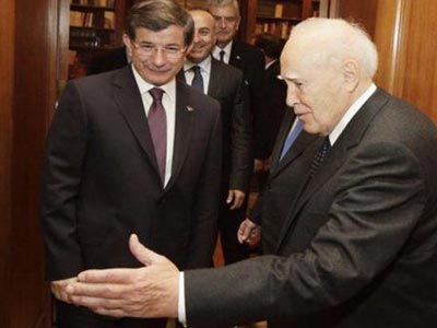 «Πρέπει να είμαστε καλοί γείτονες» είπε ο Παπούλιας στον Νταβούτογλου