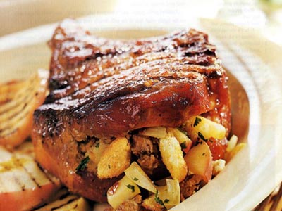 Πρωτοχρονιάτικο χοιρινό γεμιστό με κυδώνια, μήλα, δαμάσκηνα και σταφίδες