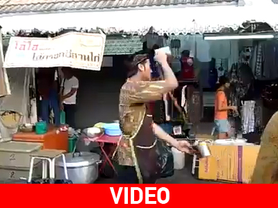 Φτιάχνοντας παγωμένο τσάι στη Μπανγκόκ