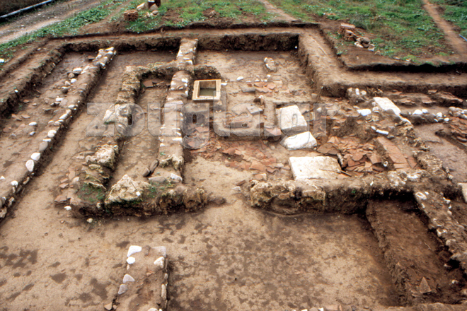  Η σαρκοφάγος στον ανασκαμμένο χώρο