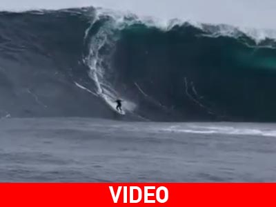 Το κύμα κατάπιε τον σέρφερ