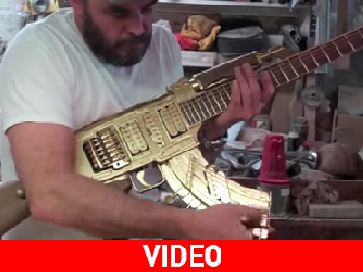 Φτιάχνει κιθάρες σε σχήμα Καλάσνικοφ