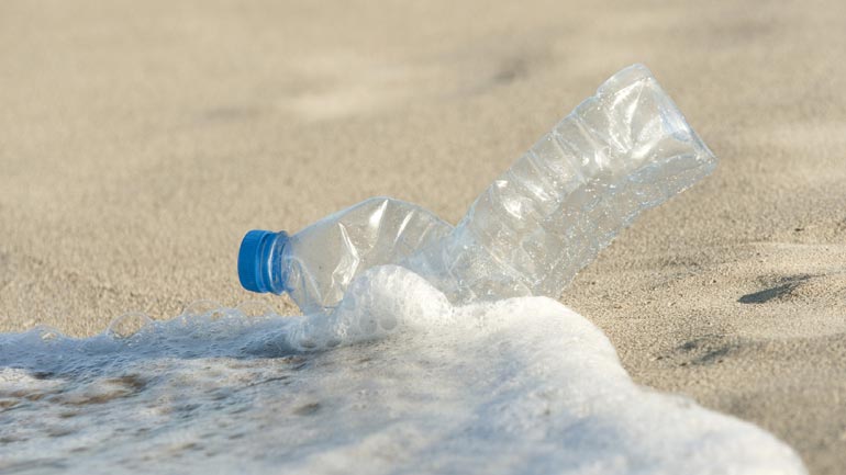 Τα πλαστικά «πνίγουν» τη Μεσόγειο