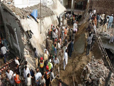 Τουλάχιστον 10 νεκροί από την κατάρρευση τεμένους στο Πακιστάν Τουλάχιστον 10 νεκροί από την κατάρρευση τεμένους στο Πακιστάν