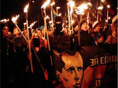 Χιλιάδες ακροδεξιοί παρέλασαν με πυρσούς στο Κίεβο