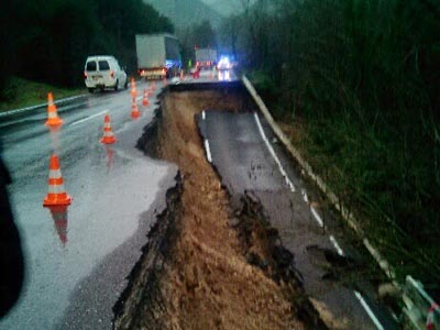 Στα δύο έχει κοπεί η Εθνική Οδός Ιωαννίνων-Άρτας Στα δύο έχει κοπεί η Εθνική Οδός Ιωαννίνων-Άρτας