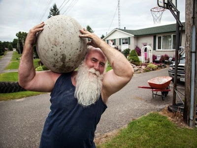 Θεία δύναμη: O πιο δυνατός ιερέας στον κόσμο