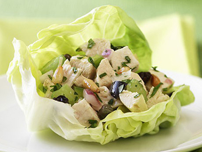 Κύπελλα μαρουλιού σαλάτα με κοτόπουλο