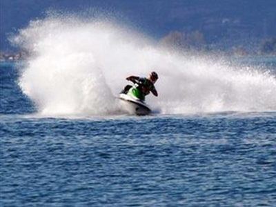Νεκρός Βρετανός από σύγκρουση τζετ σκι στη Σαντορίνη