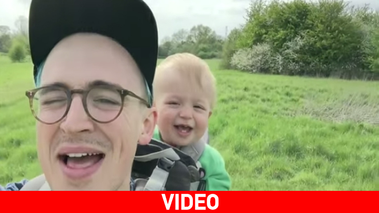 Ο μπαμπάς φυσάει, το μωρό ξεκαρδίζεται